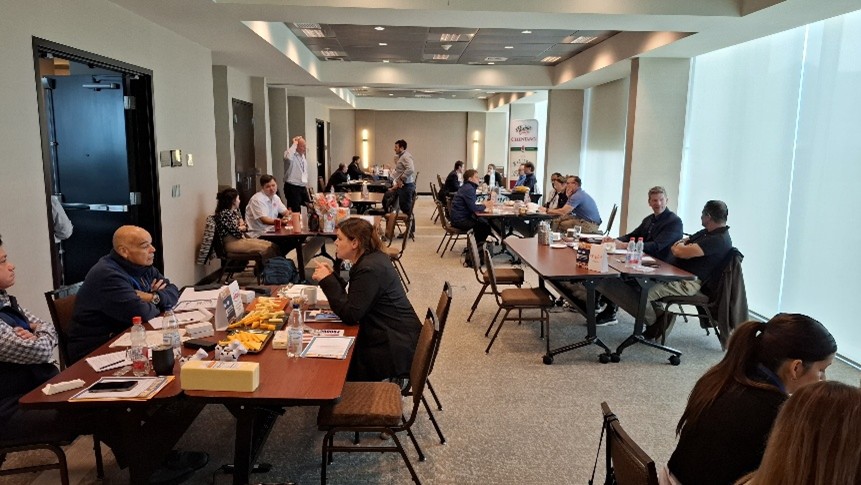 Attendees eat lunch in lunchroom